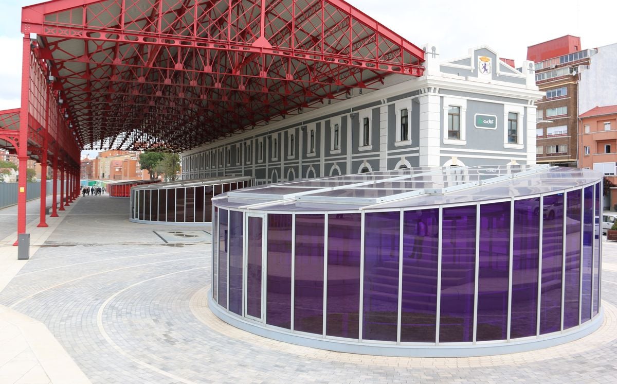 El alcalde de León, José Antonio Diez, y el director de Patrimonio y Urbanismo de Adif, Alfredo Cabello, firman el convenio para la apertura de los viales resultantes de la integración ferroviaria.