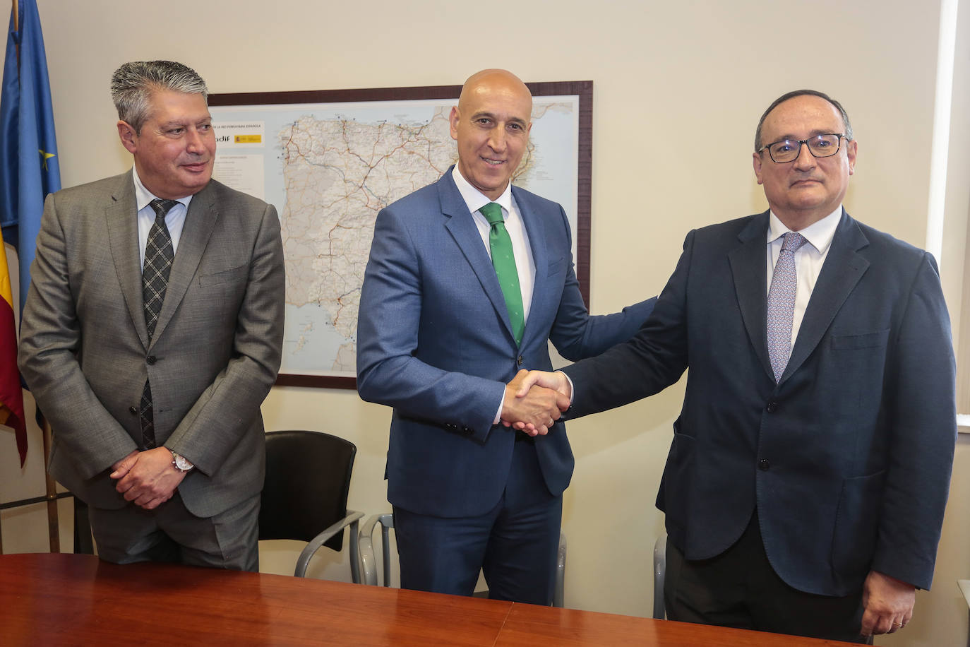 El alcalde de León, José Antonio Diez, y el director de Patrimonio y Urbanismo de Adif, Alfredo Cabello, firman el convenio para la apertura de los viales resultantes de la integración ferroviaria.