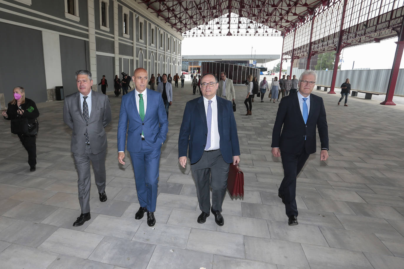 El alcalde de León, José Antonio Diez, y el director de Patrimonio y Urbanismo de Adif, Alfredo Cabello, firman el convenio para la apertura de los viales resultantes de la integración ferroviaria.