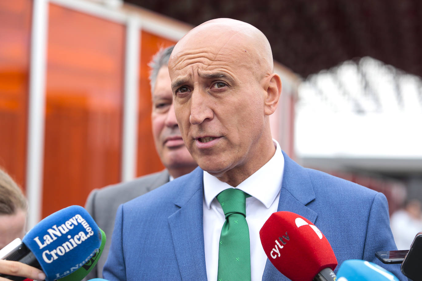 El alcalde de León, José Antonio Diez, y el director de Patrimonio y Urbanismo de Adif, Alfredo Cabello, firman el convenio para la apertura de los viales resultantes de la integración ferroviaria.