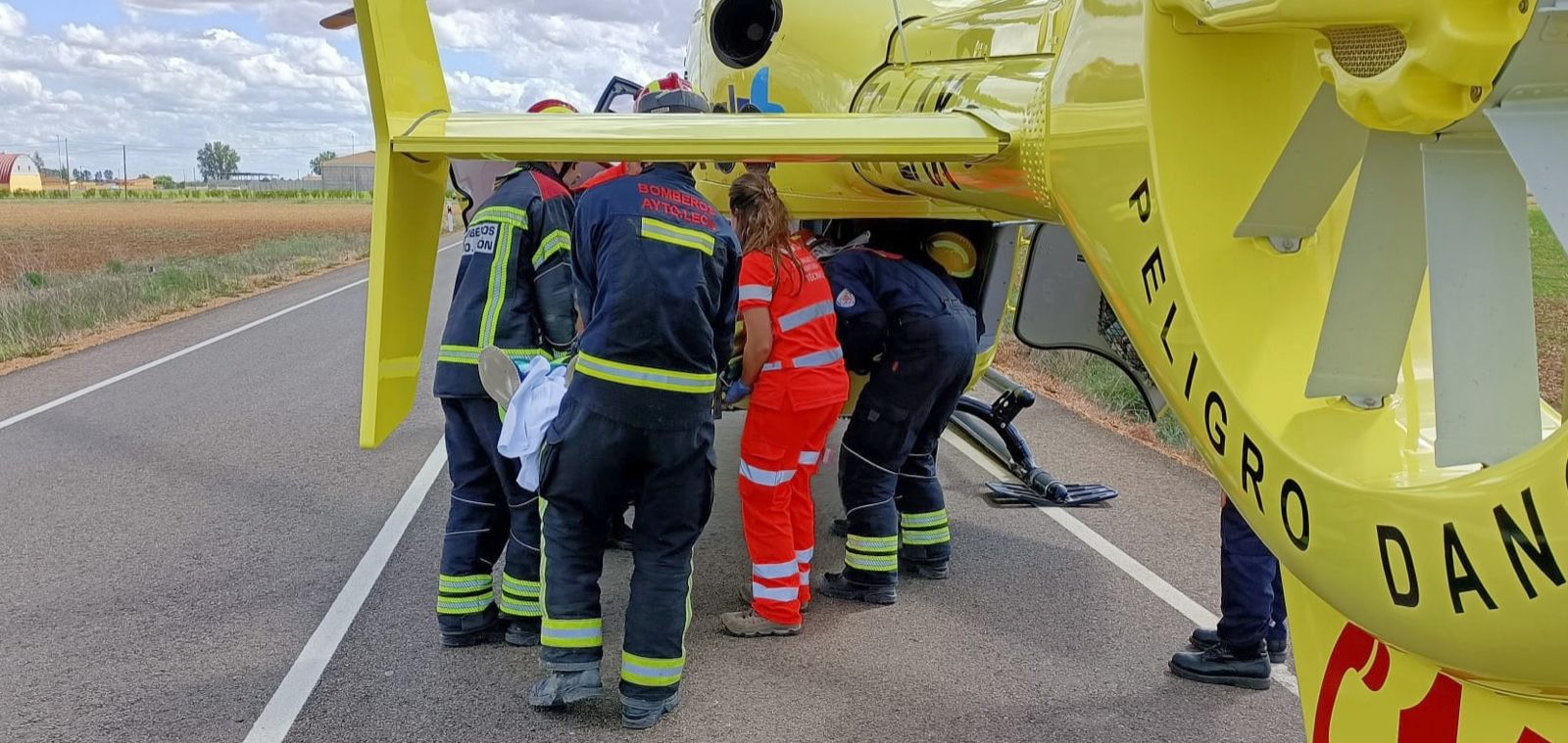 Una persona atrapada y otra herida tras una salida de vía entre Bercianos y Santa María del Páramo. Hasta el lugar se ha desplazado el helicóptero medicalizado de Sacyl, ambulancia de Valencia de Don Juan, un equipo médico de Santa María del Páramo, Bomberos y Guardia Civil. 