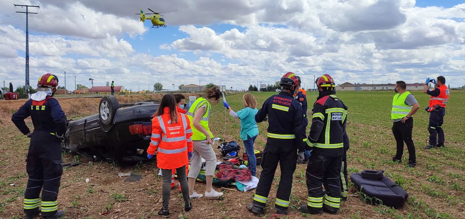 Una persona atrapada y otra herida tras una salida de vía entre Bercianos y Santa María del Páramo. Hasta el lugar se ha desplazado el helicóptero medicalizado de Sacyl, ambulancia de Valencia de Don Juan, un equipo médico de Santa María del Páramo, Bomberos y Guardia Civil. 