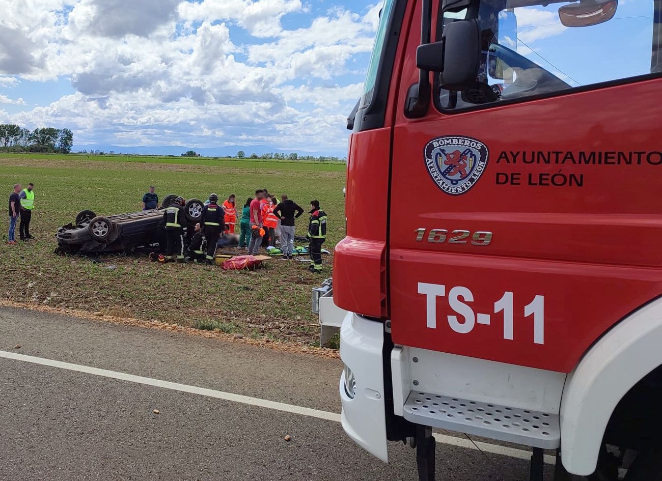 Una persona atrapada y otra herida tras una salida de vía entre Bercianos y Santa María del Páramo. Hasta el lugar se ha desplazado el helicóptero medicalizado de Sacyl, ambulancia de Valencia de Don Juan, un equipo médico de Santa María del Páramo, Bomberos y Guardia Civil. 