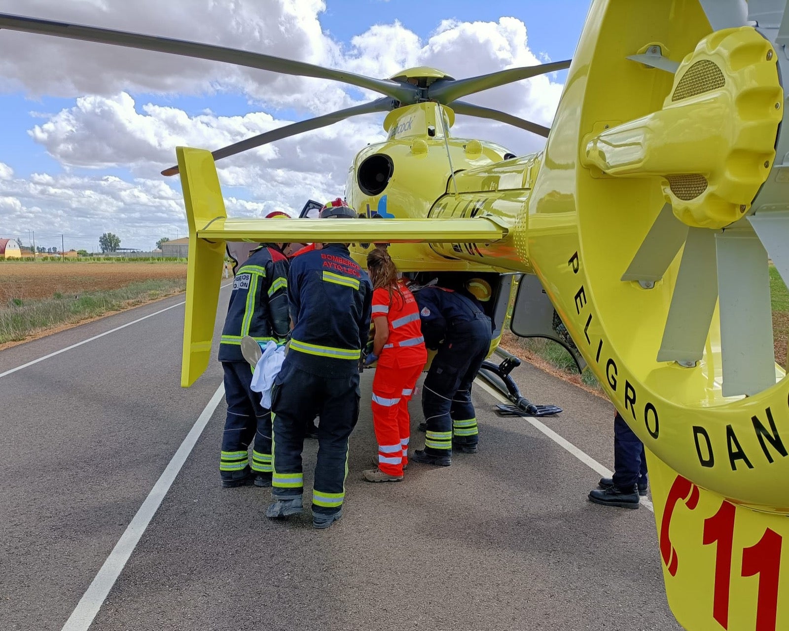 Una persona atrapada y otra herida tras una salida de vía entre Bercianos y Santa María del Páramo. Hasta el lugar se ha desplazado el helicóptero medicalizado de Sacyl, ambulancia de Valencia de Don Juan, un equipo médico de Santa María del Páramo, Bomberos y Guardia Civil. 