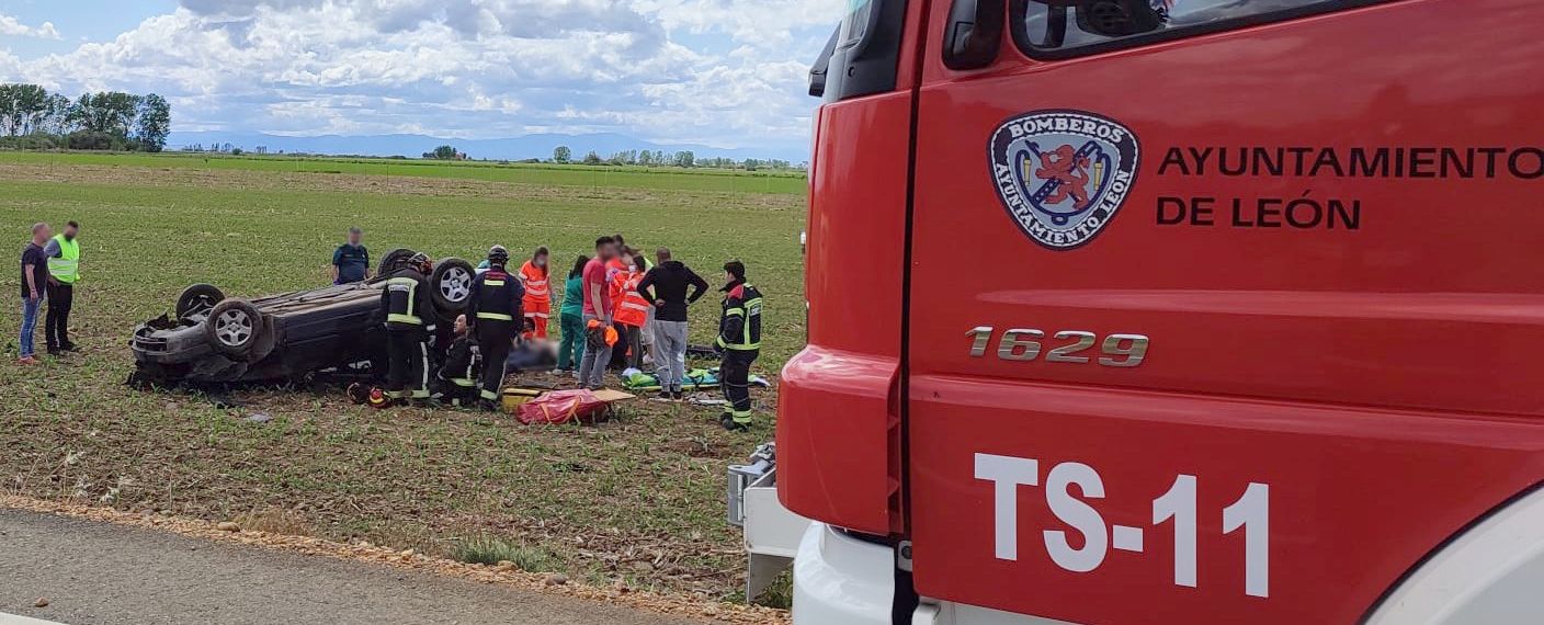 Una persona atrapada y otra herida tras una salida de vía entre Bercianos y Santa María del Páramo. Hasta el lugar se ha desplazado el helicóptero medicalizado de Sacyl, ambulancia de Valencia de Don Juan, un equipo médico de Santa María del Páramo, Bomberos y Guardia Civil. 