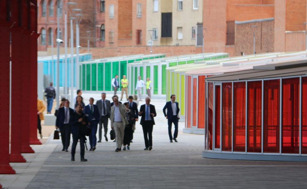El nuevo Paseo del Ferrocarril, con los llamativos lucernarios de colores, ya ha sido abierto para la ciudadanía.