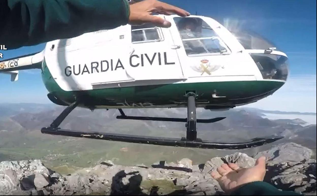 Efectivos de la Guardia Civil durante el rescate de los montañeros. 