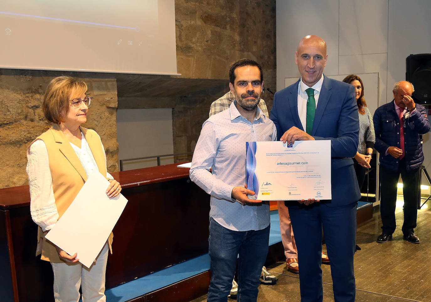 El alcalde entrega a los estabecimentos los diplomas.