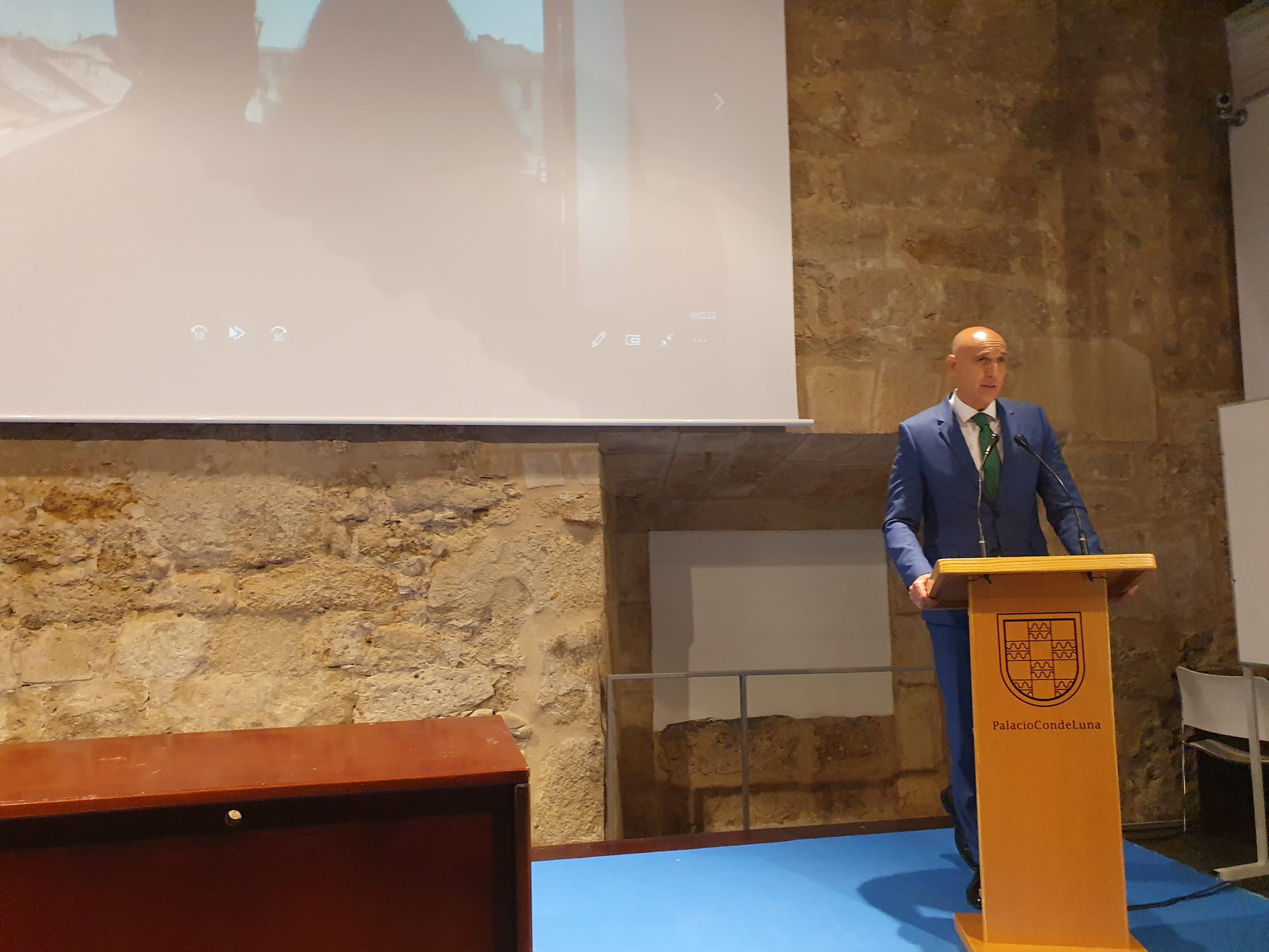 El alcalde entrega a los estabecimentos los diplomas.