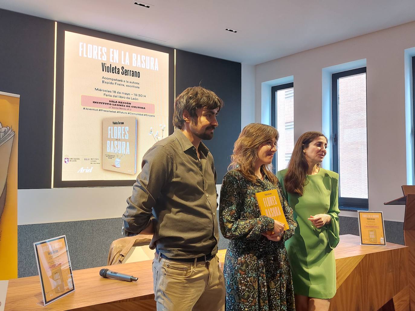 La escritora bilbaína Espido Freire arropa a la maragata en la presentación de su útlimo ensayo en León, un libro «intergeneracional» que profundiza a través de la generación perdida en la realidad de un España que atraviesa una nueva 'transición' entre el mundo viejo y una nueva era.