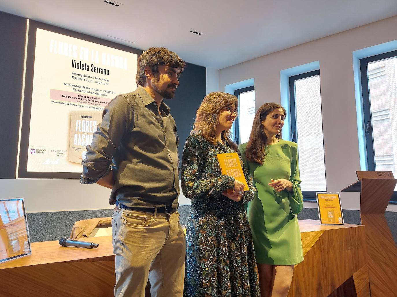 La escritora bilbaína Espido Freire arropa a la maragata en la presentación de su útlimo ensayo en León, un libro «intergeneracional» que profundiza a través de la generación perdida en la realidad de un España que atraviesa una nueva 'transición' entre el mundo viejo y una nueva era.