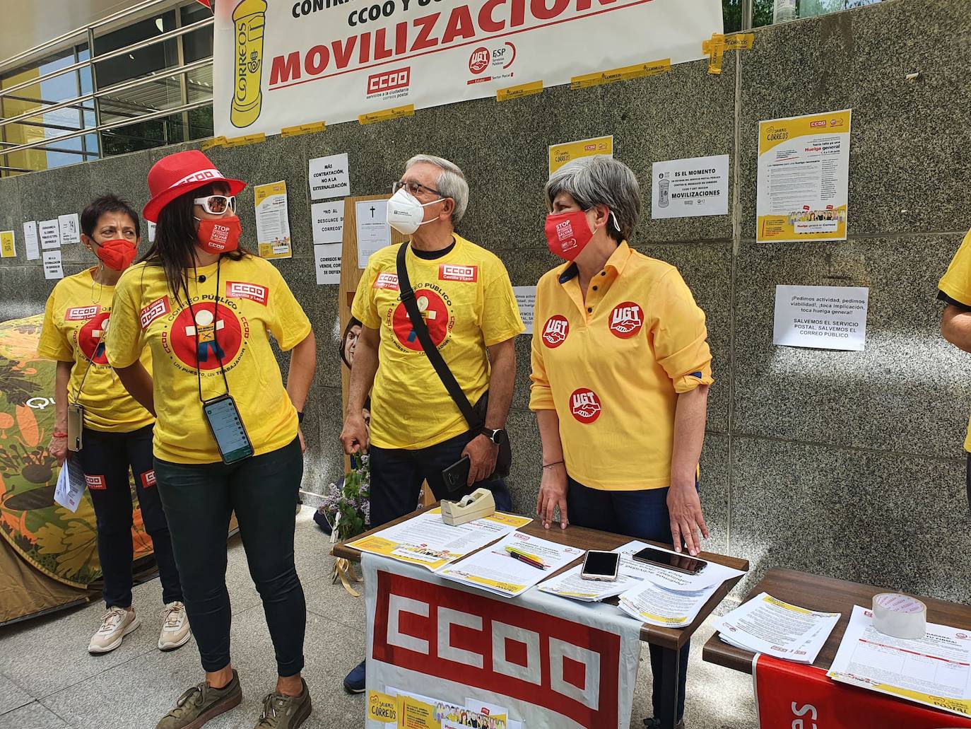 Los sindicatos vuelven a concentrarse a las puertas de Correos para rechazar «el desmantelamiento del servico postal». La concentración se enmarca en una campaña de concienciación e información a la ciudadanía sobre «sobre las graves consecuencias del abandono postal que el presidente de Correos está llevando a cabo». 