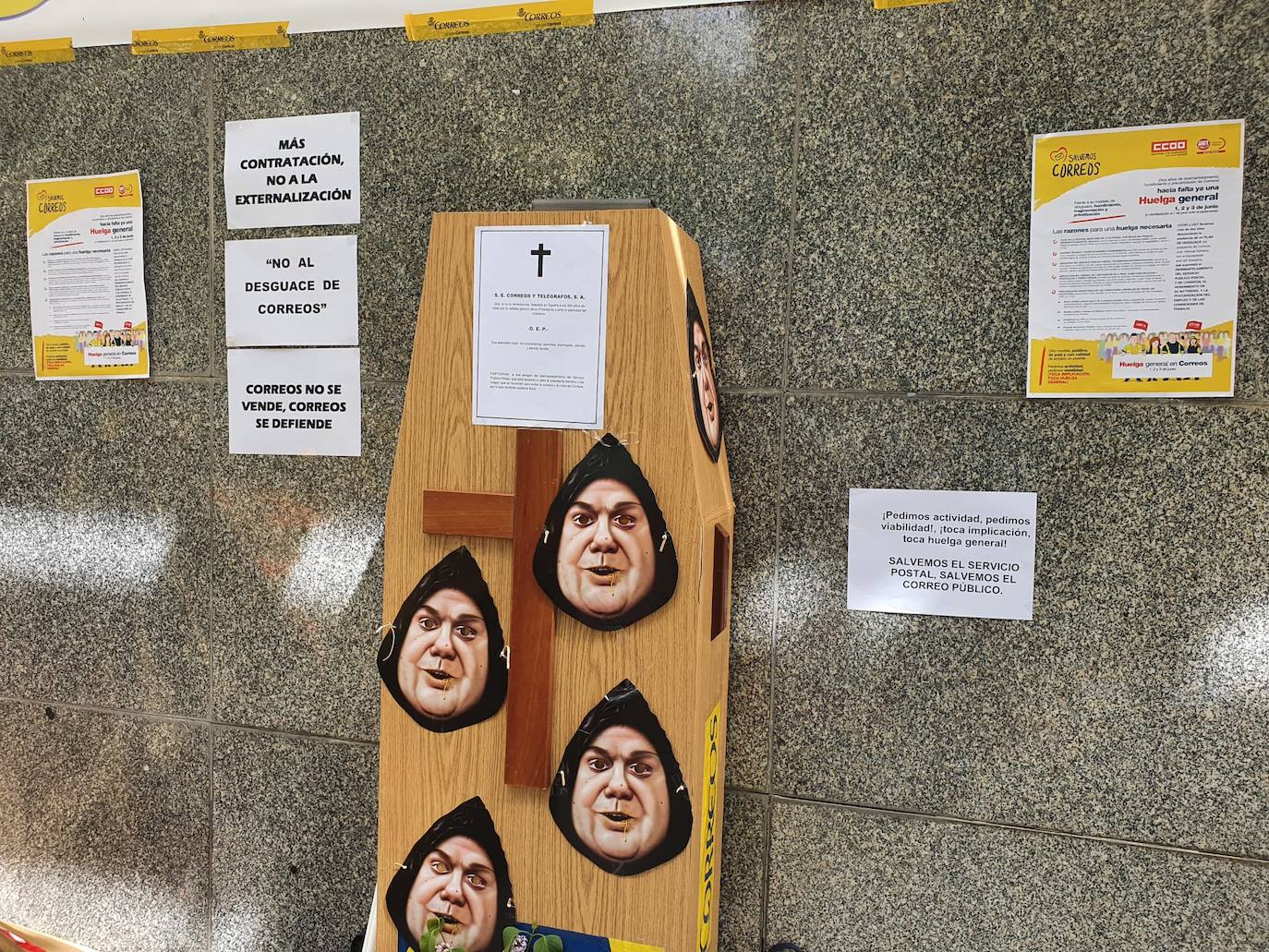 Los sindicatos vuelven a concentrarse a las puertas de Correos para rechazar «el desmantelamiento del servico postal». La concentración se enmarca en una campaña de concienciación e información a la ciudadanía sobre «sobre las graves consecuencias del abandono postal que el presidente de Correos está llevando a cabo». 