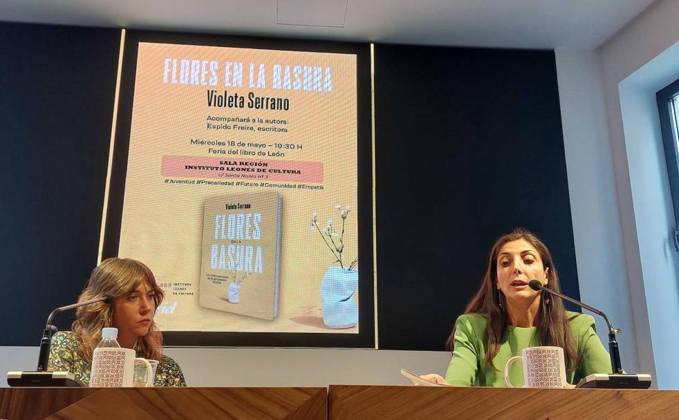 Espido Freire acompaña en la presentación de su último libro en León a Violeta Serrano.