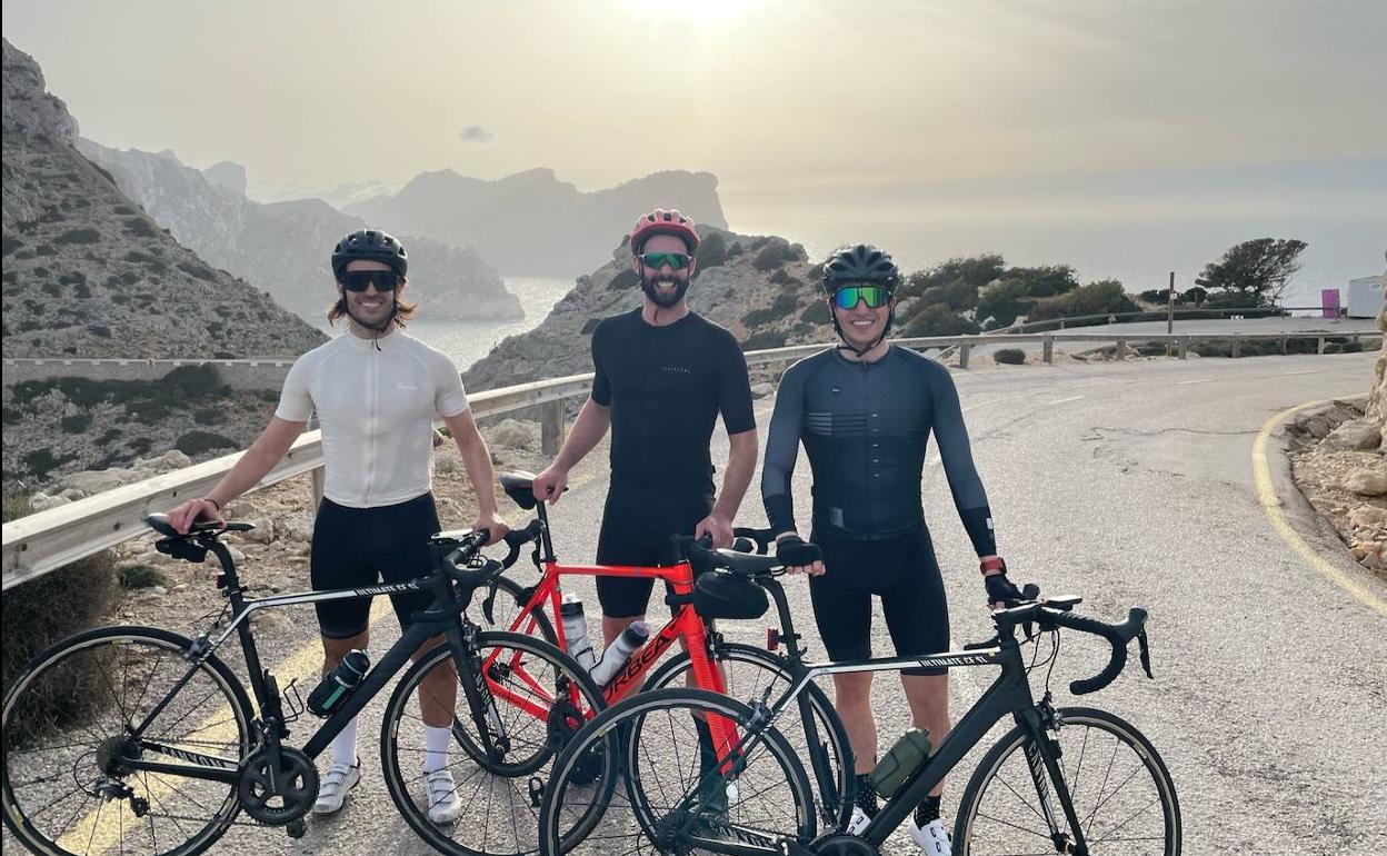 Tres de los cuatro amigos leoneses que van a participar en el Ironman para recaudar fondos por el ELA. 