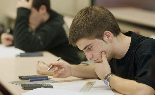 Imagen de archivo de un alumno realizando un examen. 