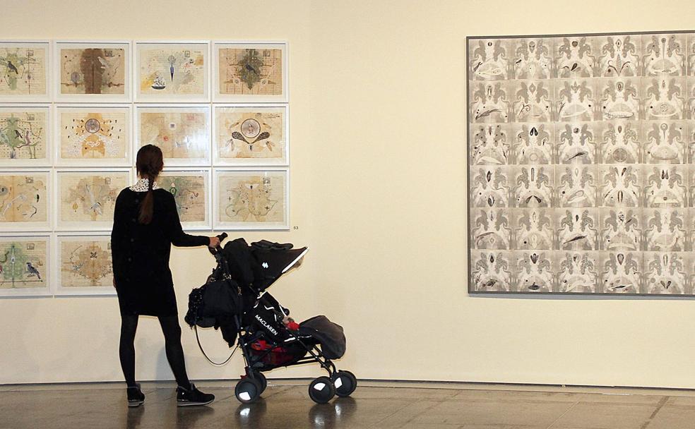 Una mujer observa una exposición del Musac, uno de los espacios que este míercoles celebra Día Internacional de los Museos.