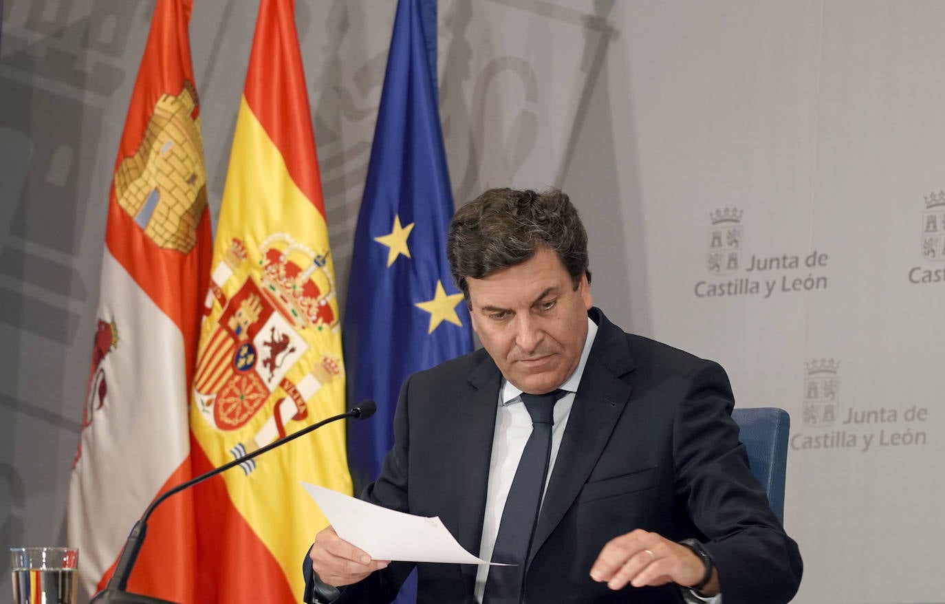 El consejero de Economía y Hacienda y portavoz, Carlos Fernández Carriedo, comparece en rueda de prensa posterior al Consejo de Gobierno. 