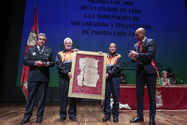 El Ayuntamiento de León entrega la Medalla de Oro de la Ciudad de León a la Agrupación Municipal de Protección Civil en un acto presidido por el alcalde de León, José Antonio Diez. 