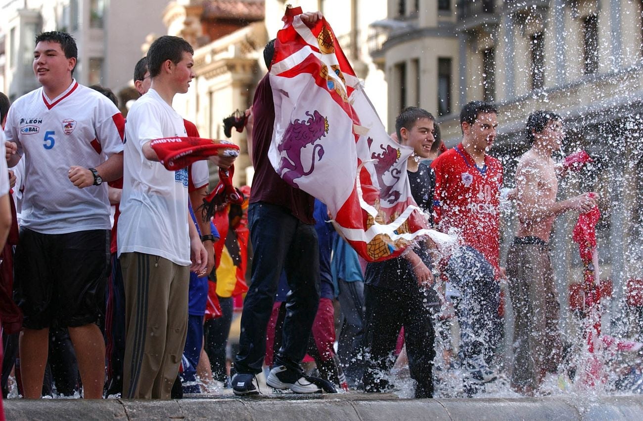 Dos décadas atrás el hoy Abanca Ademar logró la Copa del Rey de balonmano ante el Ciudad Real. El entorchado permitía al equipo leonés brindar en lo más alto y reivindicar para León un lugar en la cumbre del deporte nacional. 