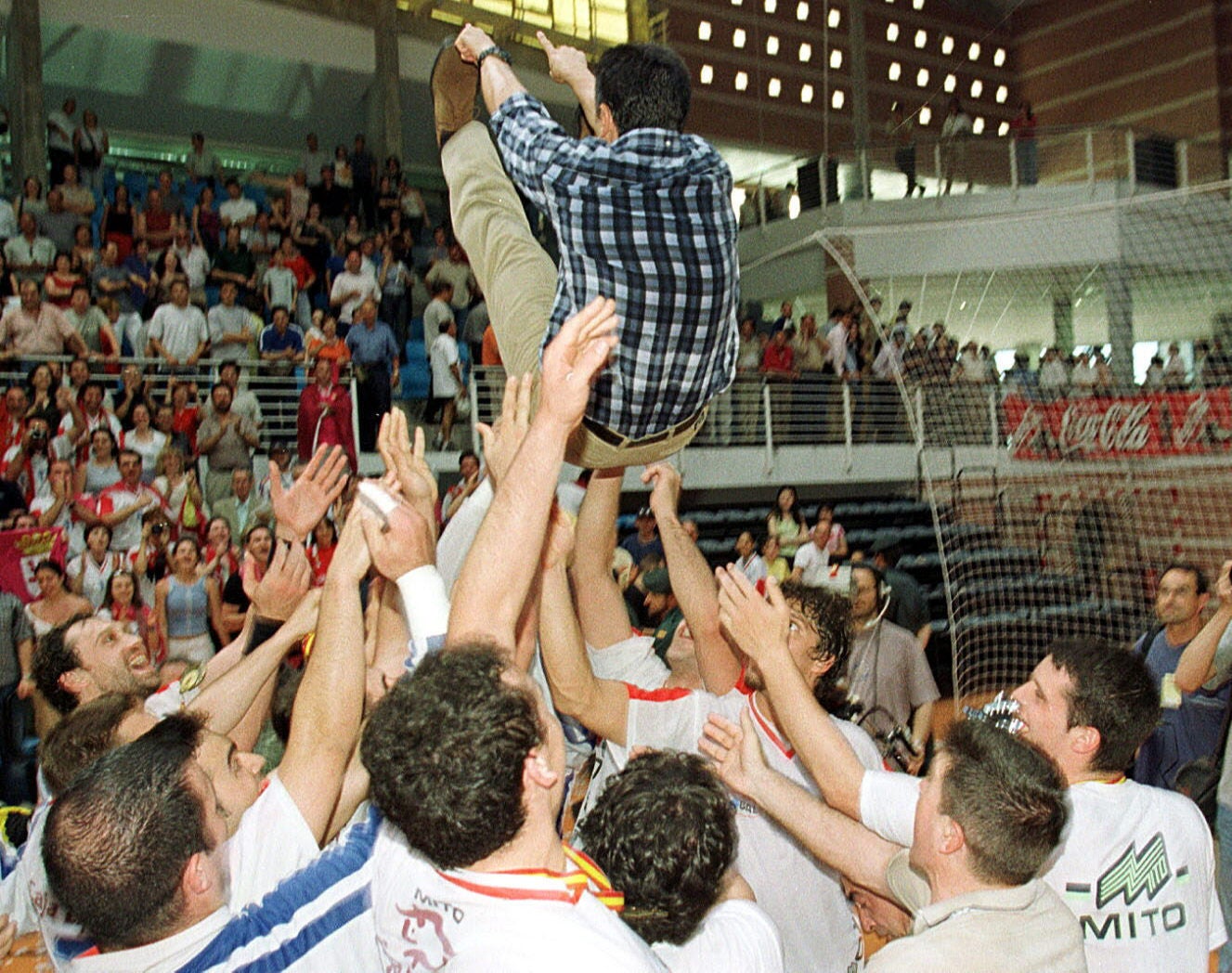 Dos décadas atrás el hoy Abanca Ademar logró la Copa del Rey de balonmano ante el Ciudad Real. El entorchado permitía al equipo leonés brindar en lo más alto y reivindicar para León un lugar en la cumbre del deporte nacional. 