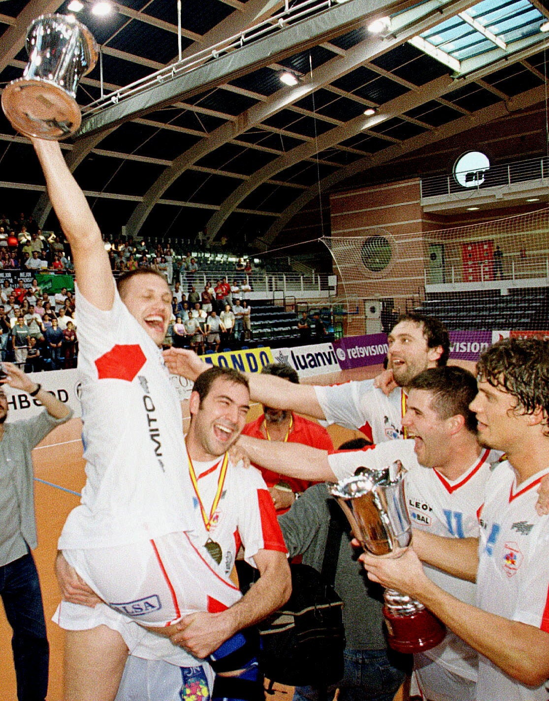 Dos décadas atrás el hoy Abanca Ademar logró la Copa del Rey de balonmano ante el Ciudad Real. El entorchado permitía al equipo leonés brindar en lo más alto y reivindicar para León un lugar en la cumbre del deporte nacional. 