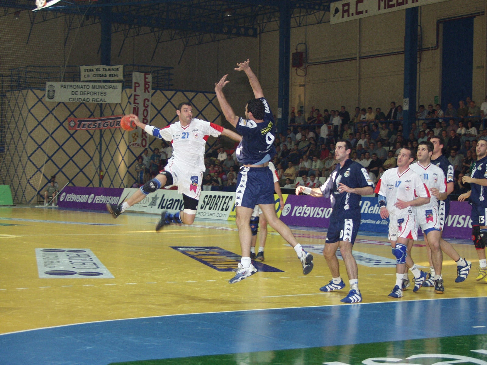 Dos décadas atrás el hoy Abanca Ademar logró la Copa del Rey de balonmano ante el Ciudad Real. El entorchado permitía al equipo leonés brindar en lo más alto y reivindicar para León un lugar en la cumbre del deporte nacional. 