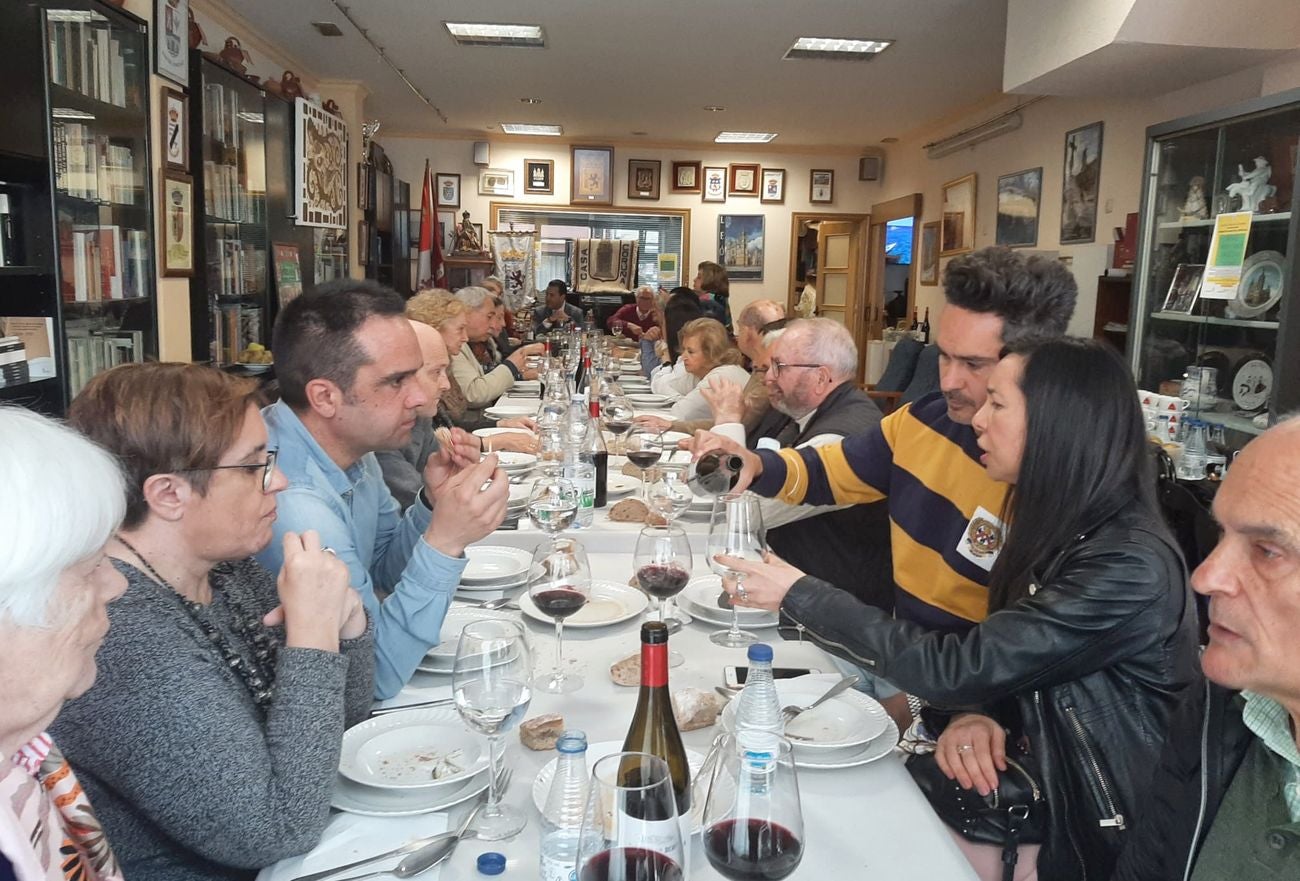 La Casa de León en La Coruña clausura la Quincena Cultural en un emotivo acto de fusión de cultura, música y arte. Hace público el fallo de los jurados de los certámenes culturales con entrega de galardones y distinciones a los premiados presentes. Asimismo, disfrutan de una magistral conferencia sobre salud y celebran la 22 edición de exaltación del Botillo. 
