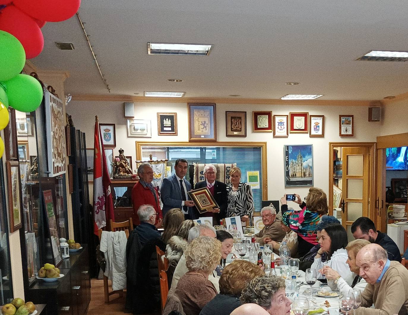 La Casa de León en La Coruña clausura la Quincena Cultural en un emotivo acto de fusión de cultura, música y arte. Hace público el fallo de los jurados de los certámenes culturales con entrega de galardones y distinciones a los premiados presentes. Asimismo, disfrutan de una magistral conferencia sobre salud y celebran la 22 edición de exaltación del Botillo. 