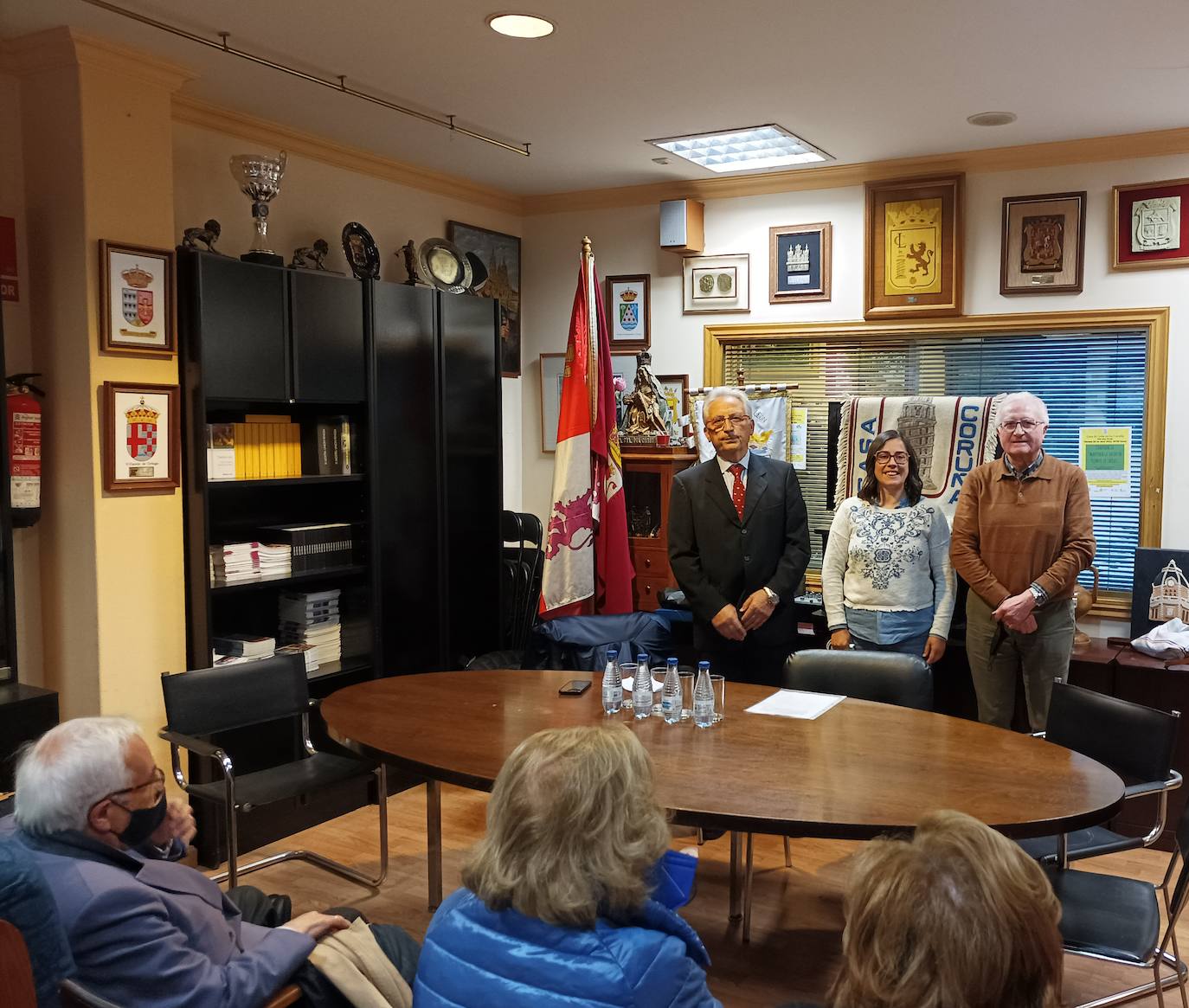 La Casa de León en La Coruña clausura la Quincena Cultural en un emotivo acto de fusión de cultura, música y arte. Hace público el fallo de los jurados de los certámenes culturales con entrega de galardones y distinciones a los premiados presentes. Asimismo, disfrutan de una magistral conferencia sobre salud y celebran la 22 edición de exaltación del Botillo. 