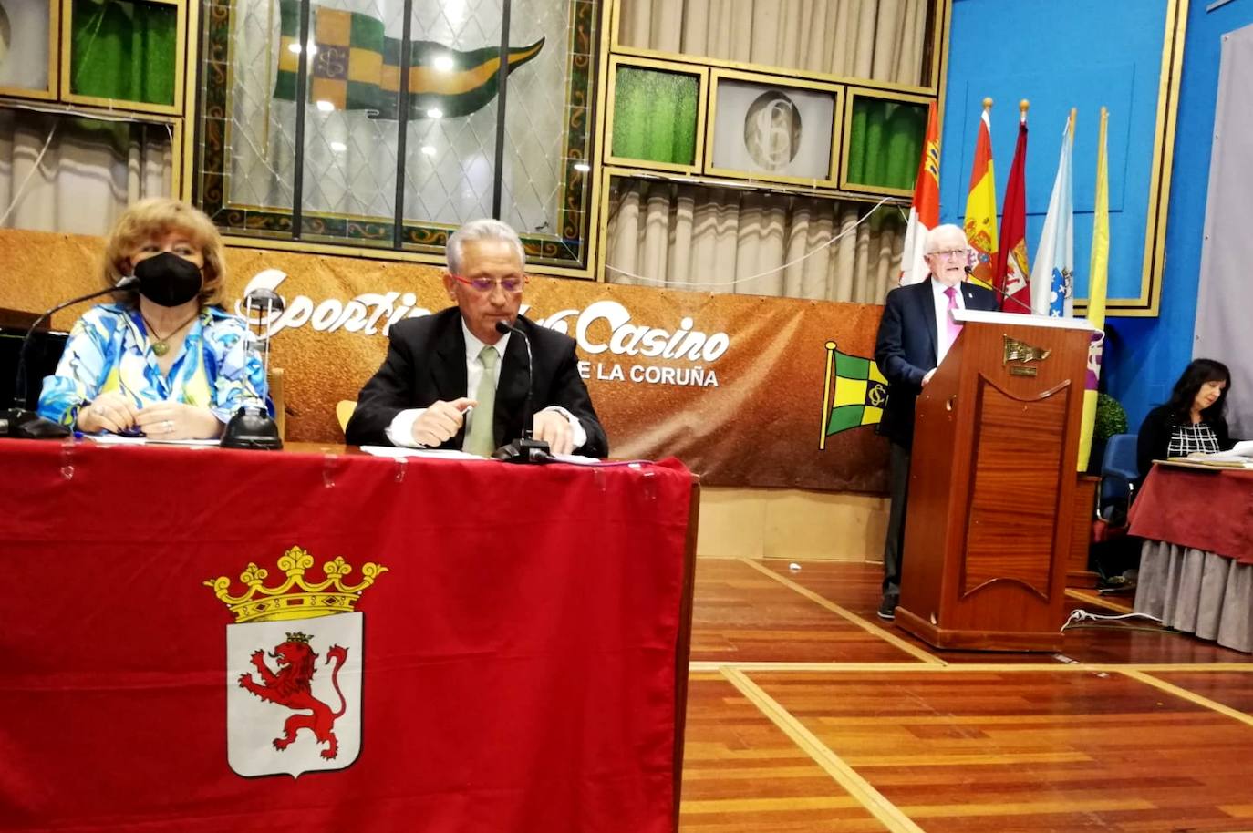 La Casa de León en La Coruña clausura la Quincena Cultural en un emotivo acto de fusión de cultura, música y arte. Hace público el fallo de los jurados de los certámenes culturales con entrega de galardones y distinciones a los premiados presentes. Asimismo, disfrutan de una magistral conferencia sobre salud y celebran la 22 edición de exaltación del Botillo. 