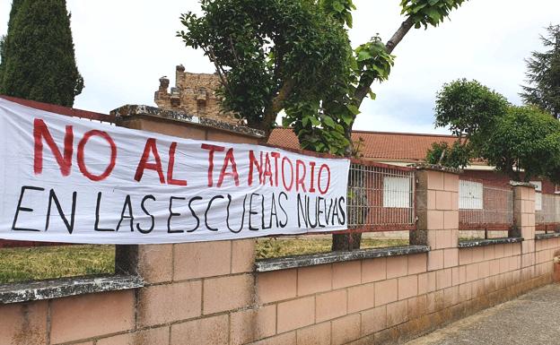 Imagen. Pancarta rechazando la propuesta de convertir el colegios de Quintana del Marco en un tanatorio.