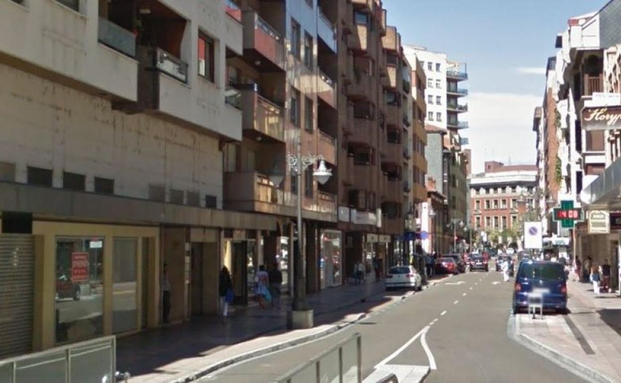 Calle Alcázar de Toledo, en pleno centro de la capital leonesa, donde se ha producido el suceso.