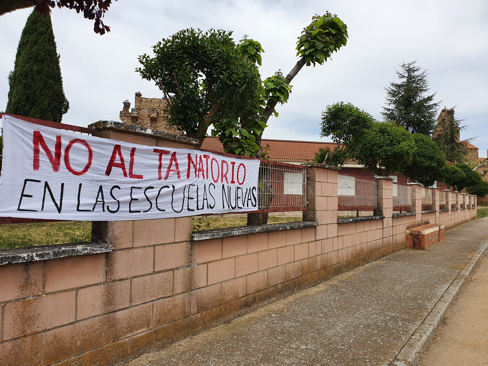 La localidad leonesa de Quintana del Marco puede cambiar su escuela por un tanatorio.