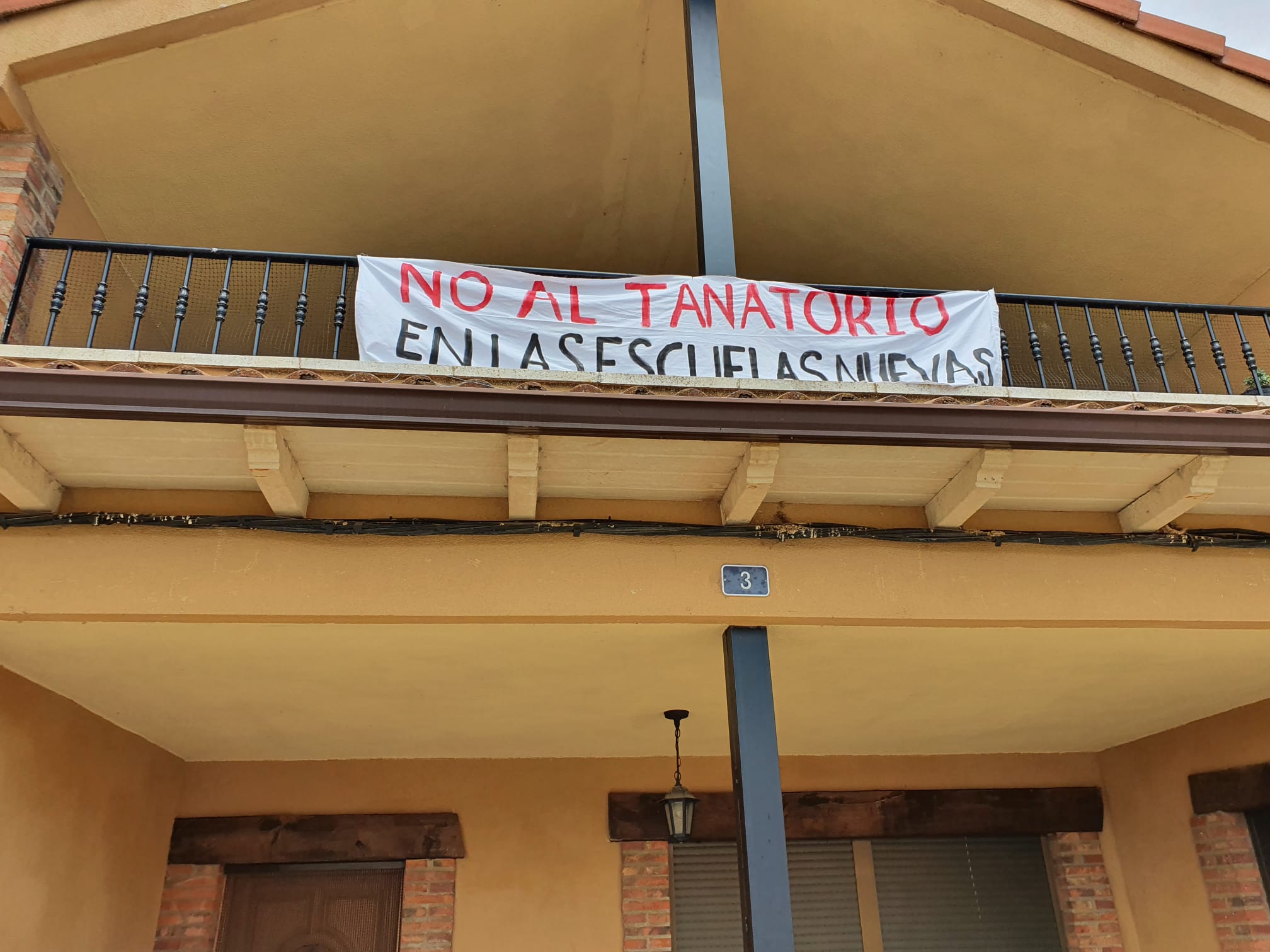 La localidad leonesa de Quintana del Marco puede cambiar su escuela por un tanatorio.