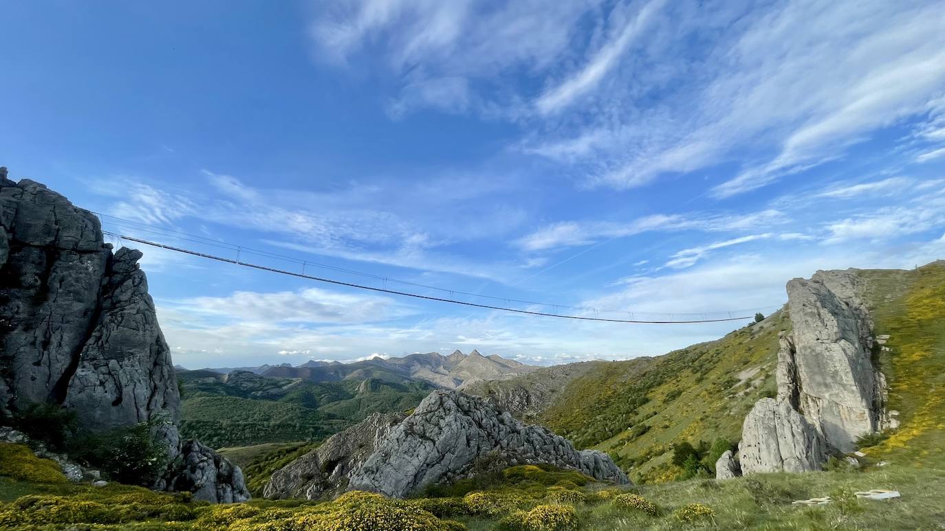 Sabero presume de tener el puente tibetano más largo de España. Todo está preparado para que 'vía ferrata' impulsada en la zona de 'La Herrera', entre Sahelices y Olleros de Sabero, pueda abrirse en apenas un mes. Parte de su trayecto se podrá recorrer por el interior de una cueva y contará con tres 'puentes de mono'. 