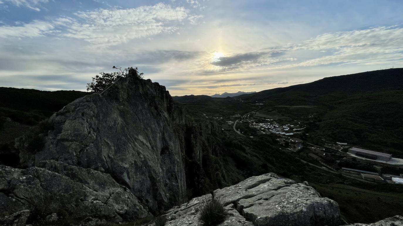 Sabero presume de tener el puente tibetano más largo de España. Todo está preparado para que 'vía ferrata' impulsada en la zona de 'La Herrera', entre Sahelices y Olleros de Sabero, pueda abrirse en apenas un mes. Parte de su trayecto se podrá recorrer por el interior de una cueva y contará con tres 'puentes de mono'. 