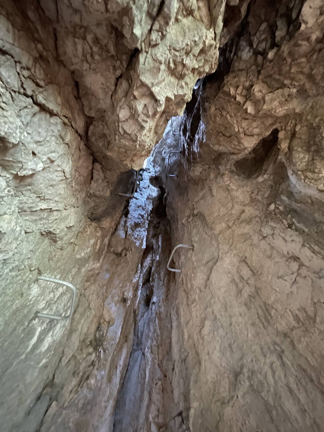 Sabero presume de tener el puente tibetano más largo de España. Todo está preparado para que 'vía ferrata' impulsada en la zona de 'La Herrera', entre Sahelices y Olleros de Sabero, pueda abrirse en apenas un mes. Parte de su trayecto se podrá recorrer por el interior de una cueva y contará con tres 'puentes de mono'. 