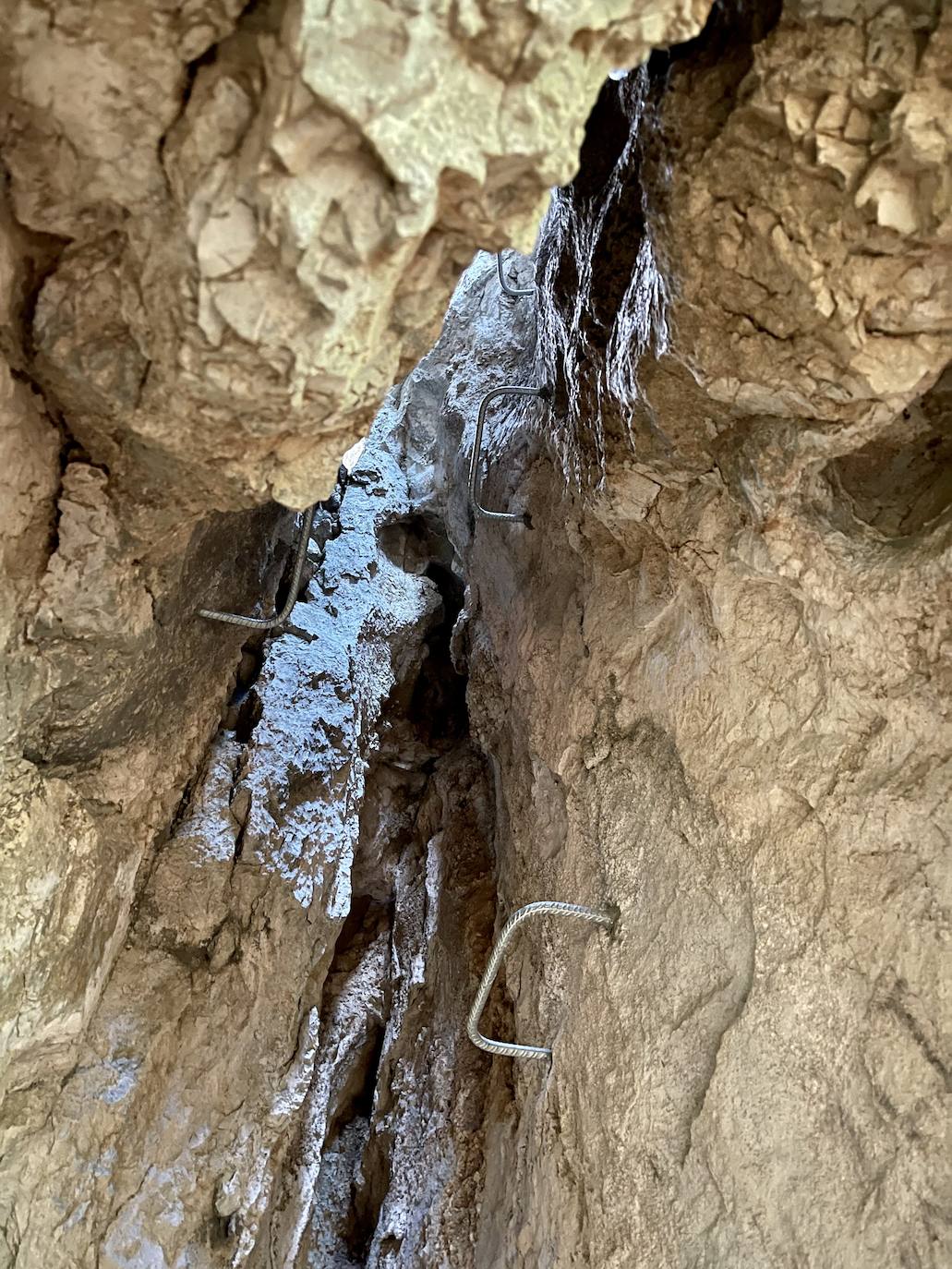 Sabero presume de tener el puente tibetano más largo de España. Todo está preparado para que 'vía ferrata' impulsada en la zona de 'La Herrera', entre Sahelices y Olleros de Sabero, pueda abrirse en apenas un mes. Parte de su trayecto se podrá recorrer por el interior de una cueva y contará con tres 'puentes de mono'. 