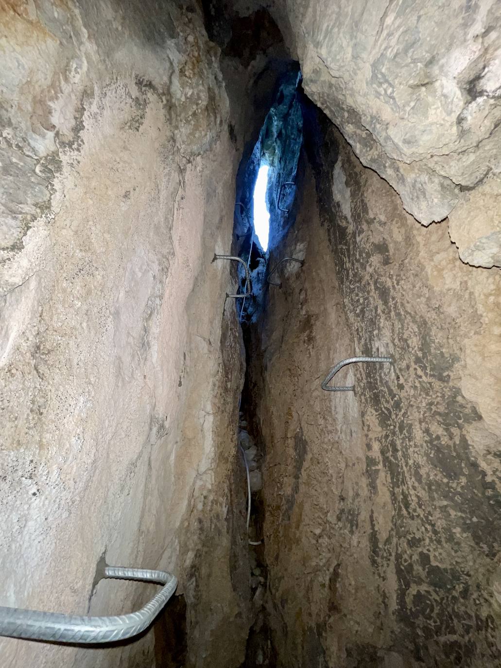 Sabero presume de tener el puente tibetano más largo de España. Todo está preparado para que 'vía ferrata' impulsada en la zona de 'La Herrera', entre Sahelices y Olleros de Sabero, pueda abrirse en apenas un mes. Parte de su trayecto se podrá recorrer por el interior de una cueva y contará con tres 'puentes de mono'. 