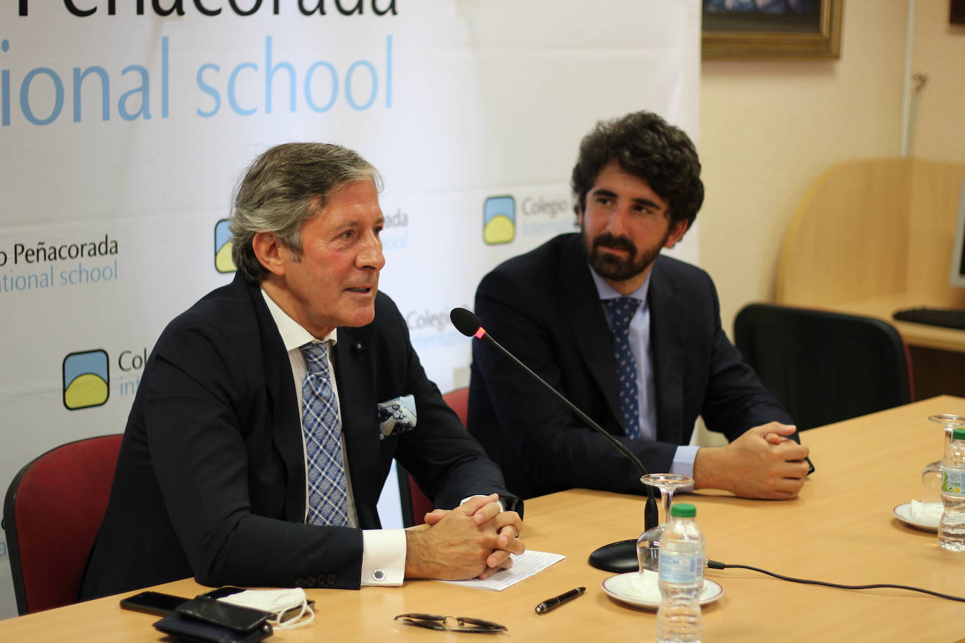 El periodista deportivo acompaña a los alumnos del colegio leonés en su graduación.