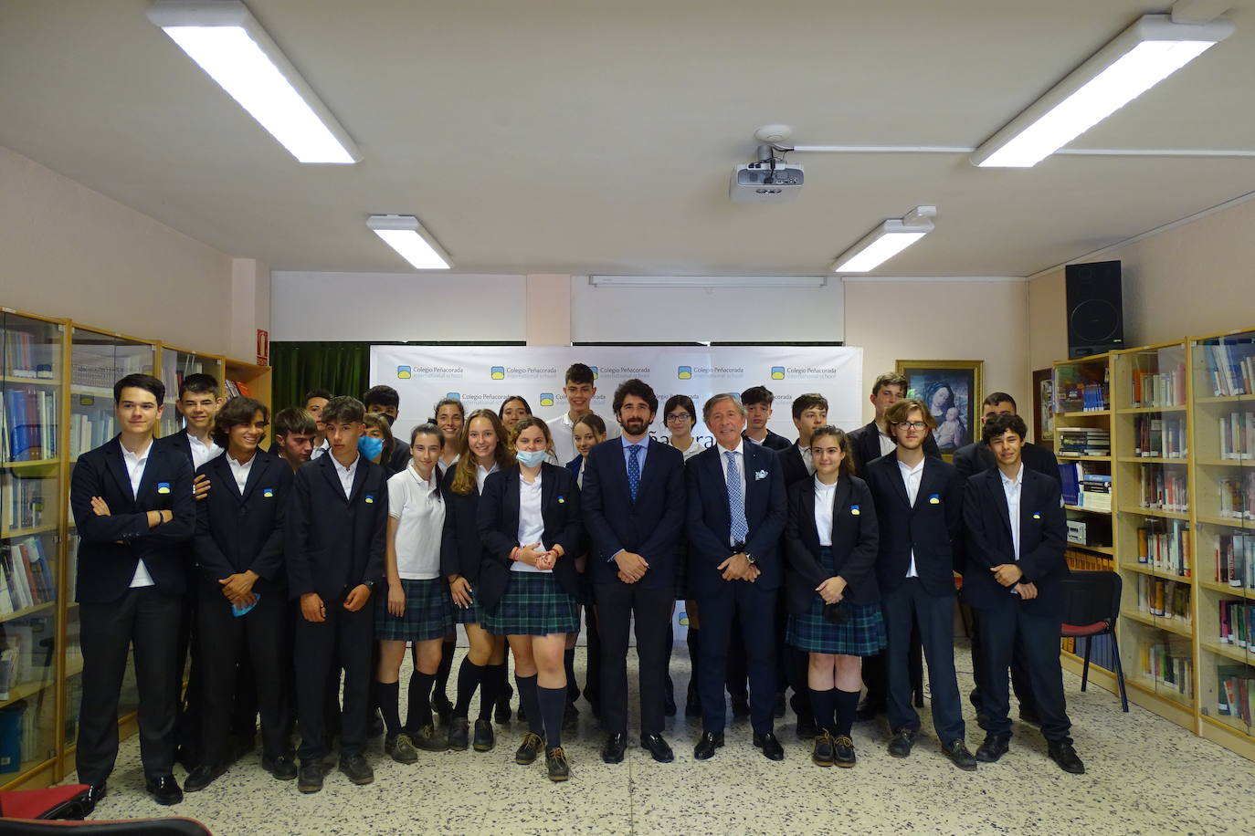 El periodista deportivo acompaña a los alumnos del colegio leonés en su graduación.