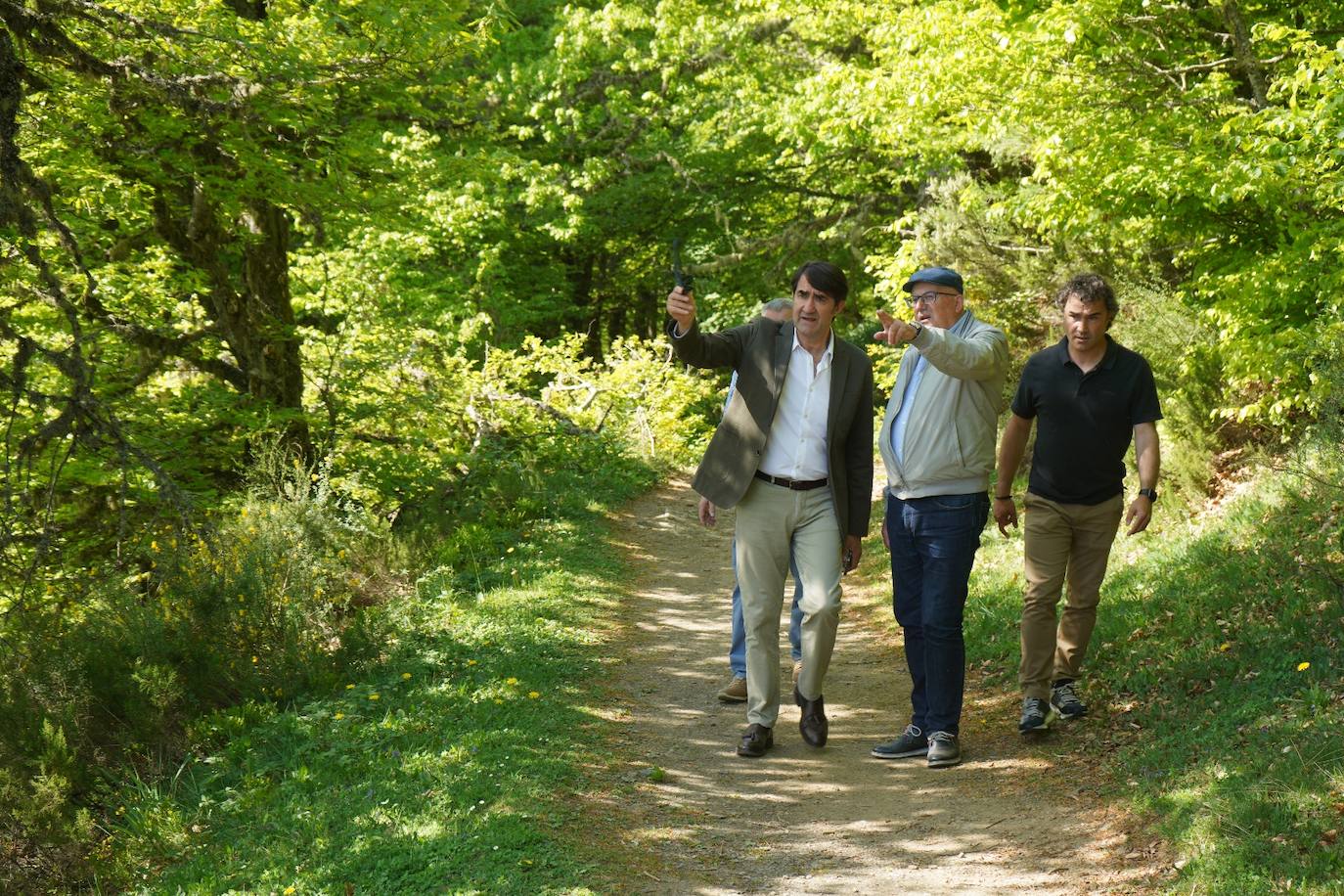 El consejero de Fomento presenta un nuevo proyecto para un mirador y los festivales de música en la montaña y en el trail.