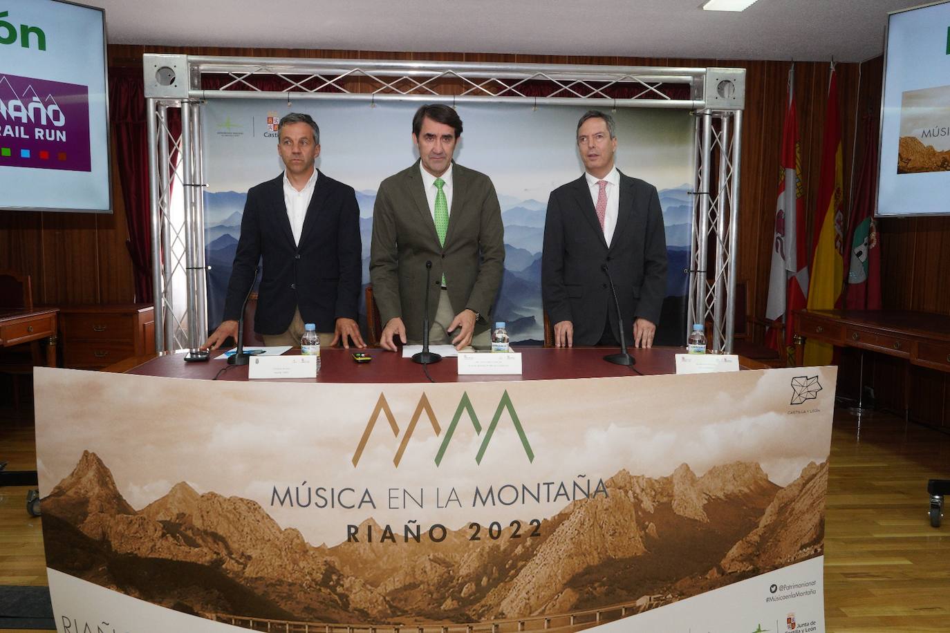 El consejero de Fomento presenta un nuevo proyecto para un mirador y los festivales de música en la montaña y en el trail.