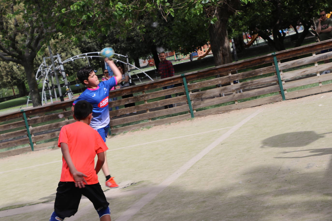 Escolares practicando deporte en la calle con Municipalia. 