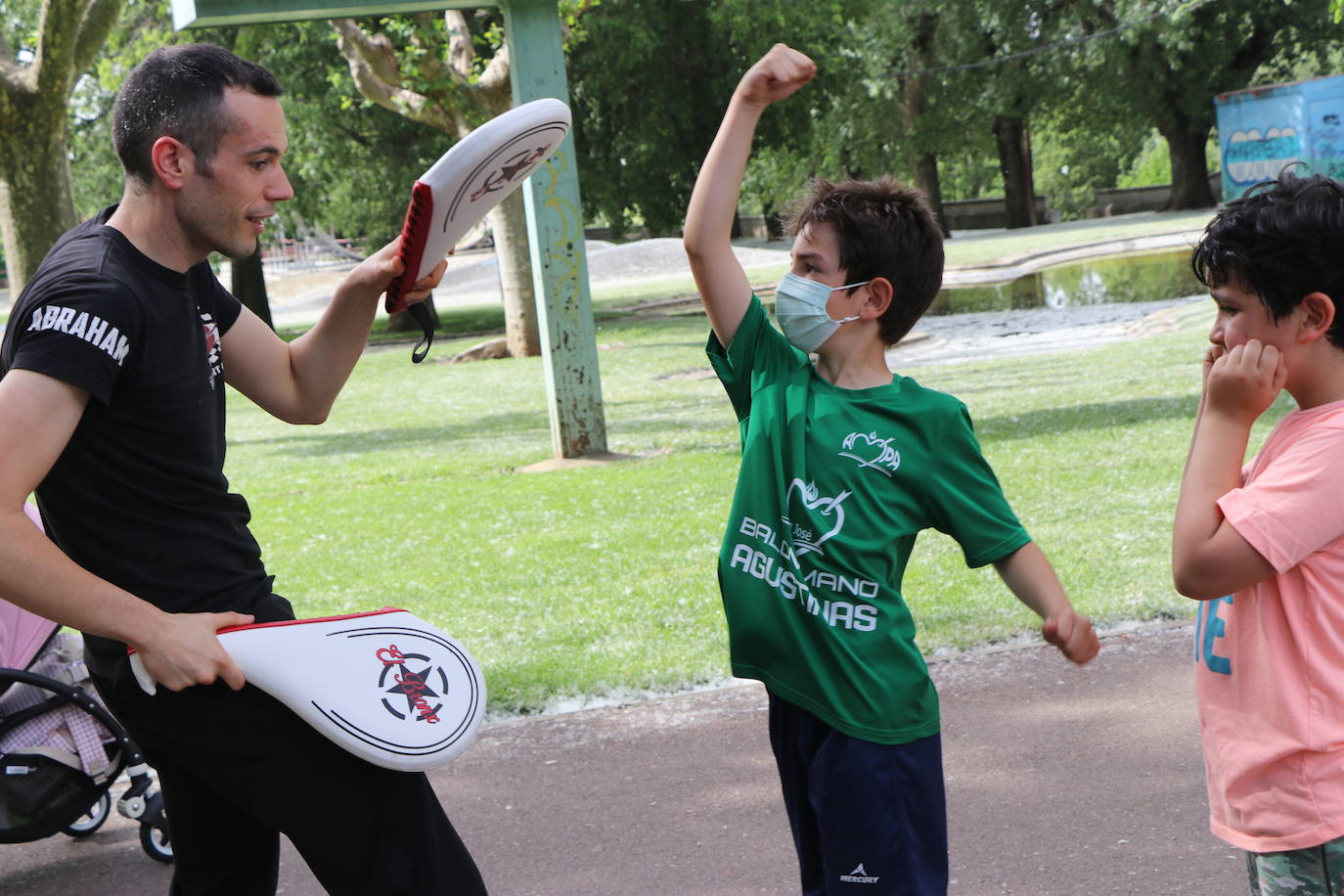 Escolares practicando deporte en la calle con Municipalia. 