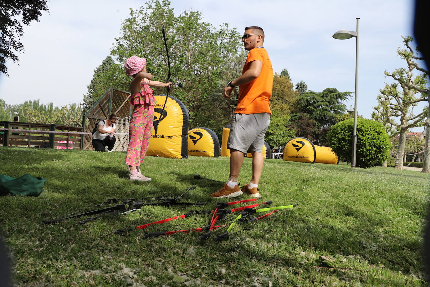Escolares practicando deporte en la calle con Municipalia. 