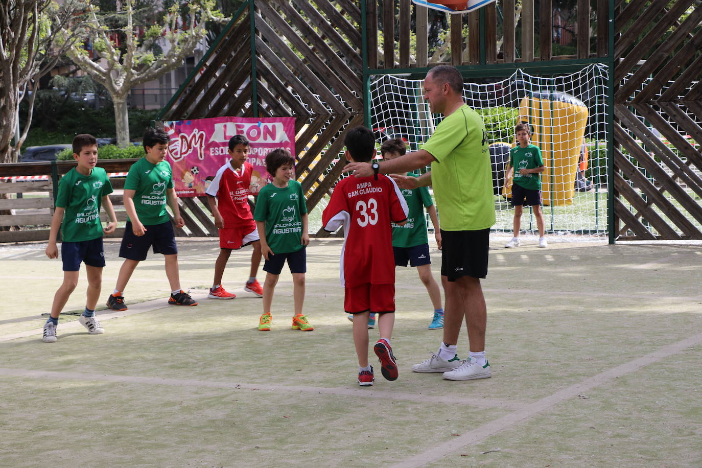 Escolares practicando deporte en la calle con Municipalia. 