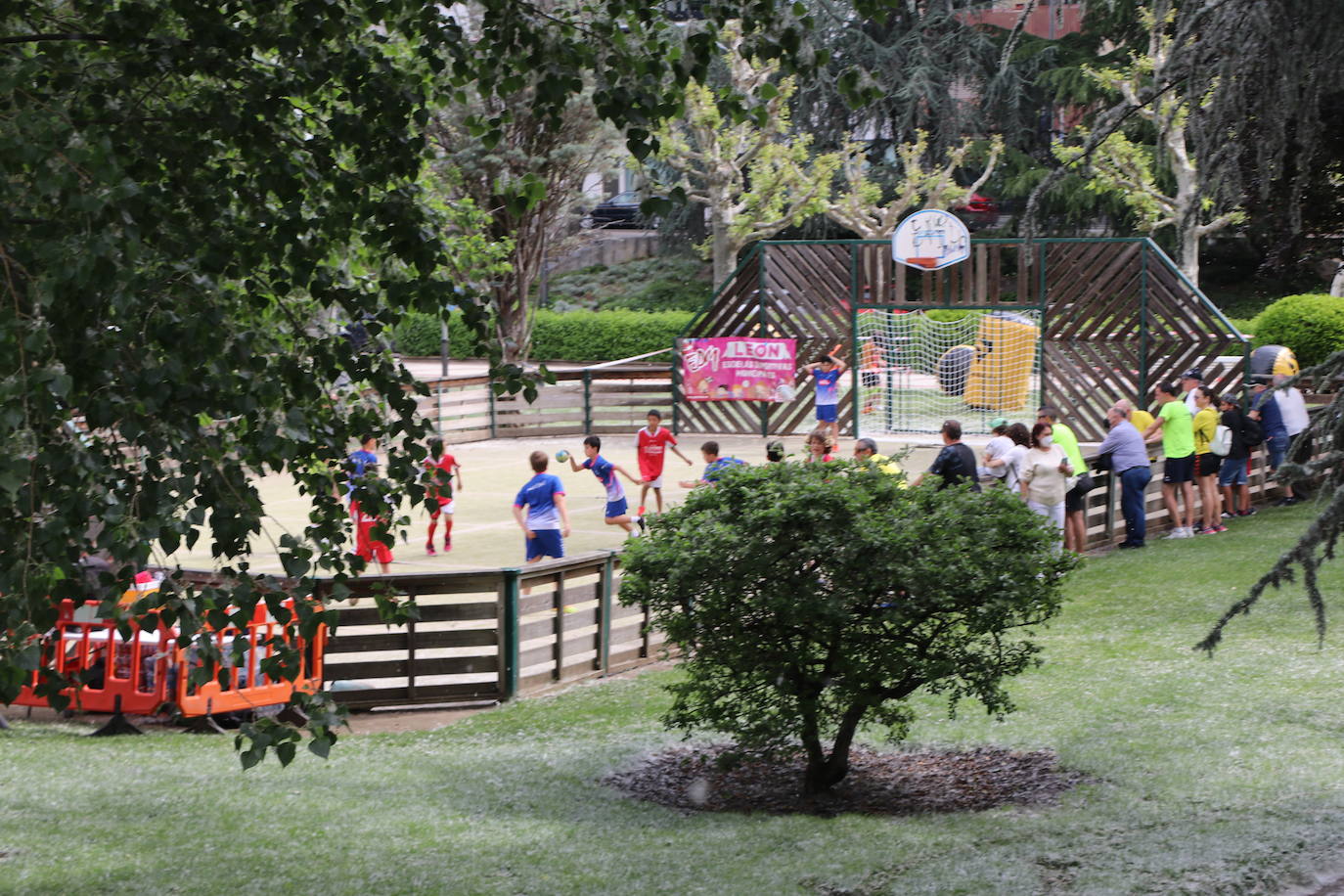Escolares practicando deporte en la calle con Municipalia. 