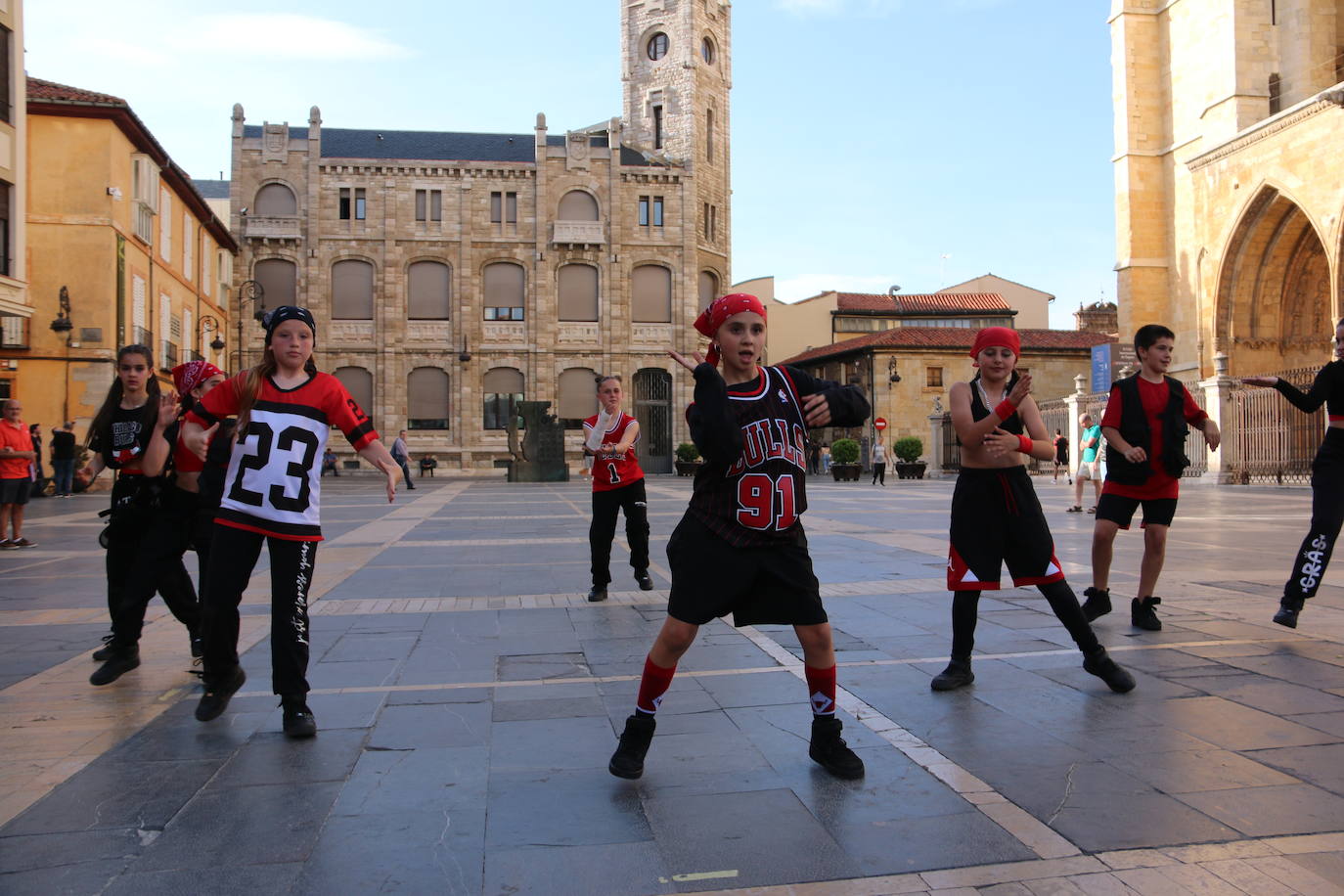 Las 'minis' y las boomis de Cras Dance bailan para leonoticias en la plaza de Regla.